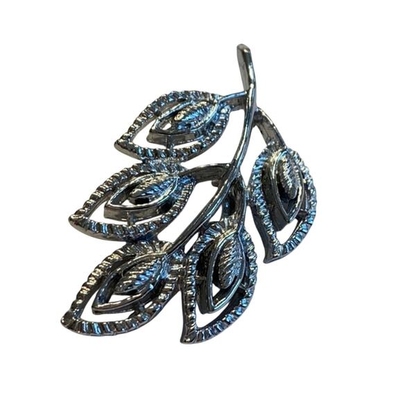 Vintage mid century silvertone brooch textured dimensional pin mod 60's jewelry - Picture 2 of 4